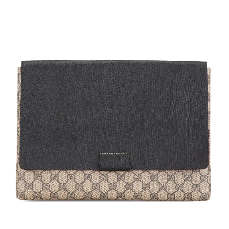 Ladies Gucci Dionysus bags with a detachable shoulder strapBrown Gucci Large GG Supreme Clutch