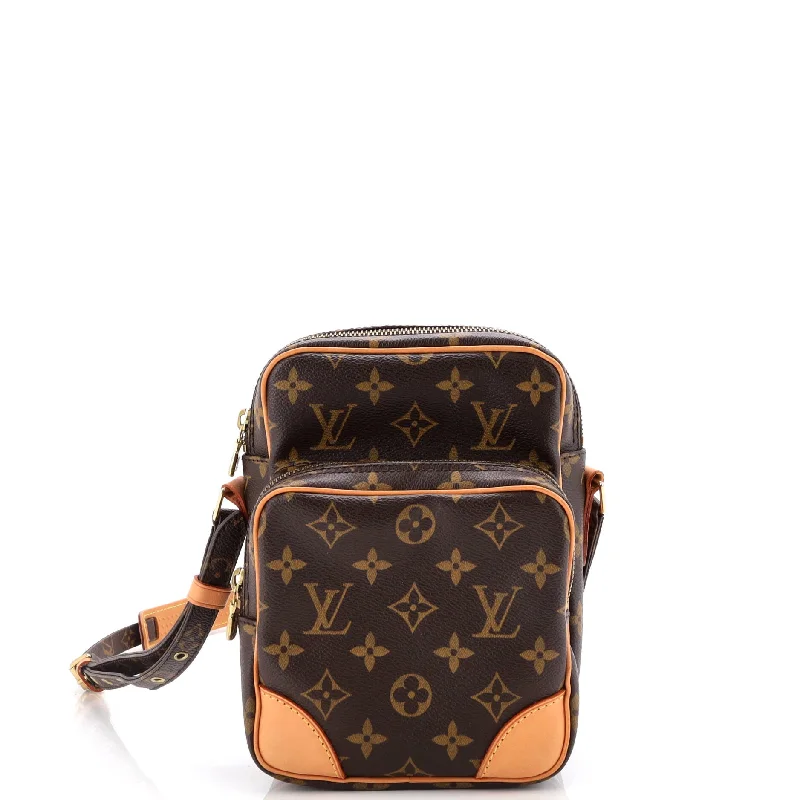 Small - sized Louis Vuitton Pochette Metis bags for a compact carryAmazone Bag Monogram Canvas