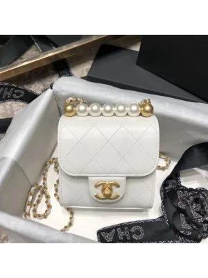 Chanel bags for the minimalist fashionChanel Clutch With Chain And Pearls White